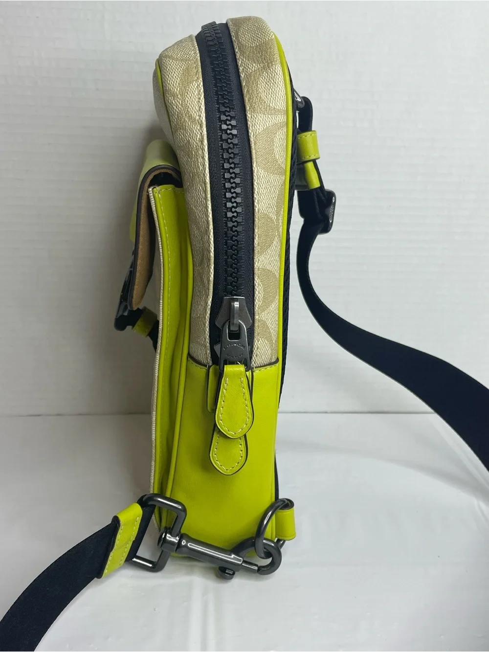 Coach track pack